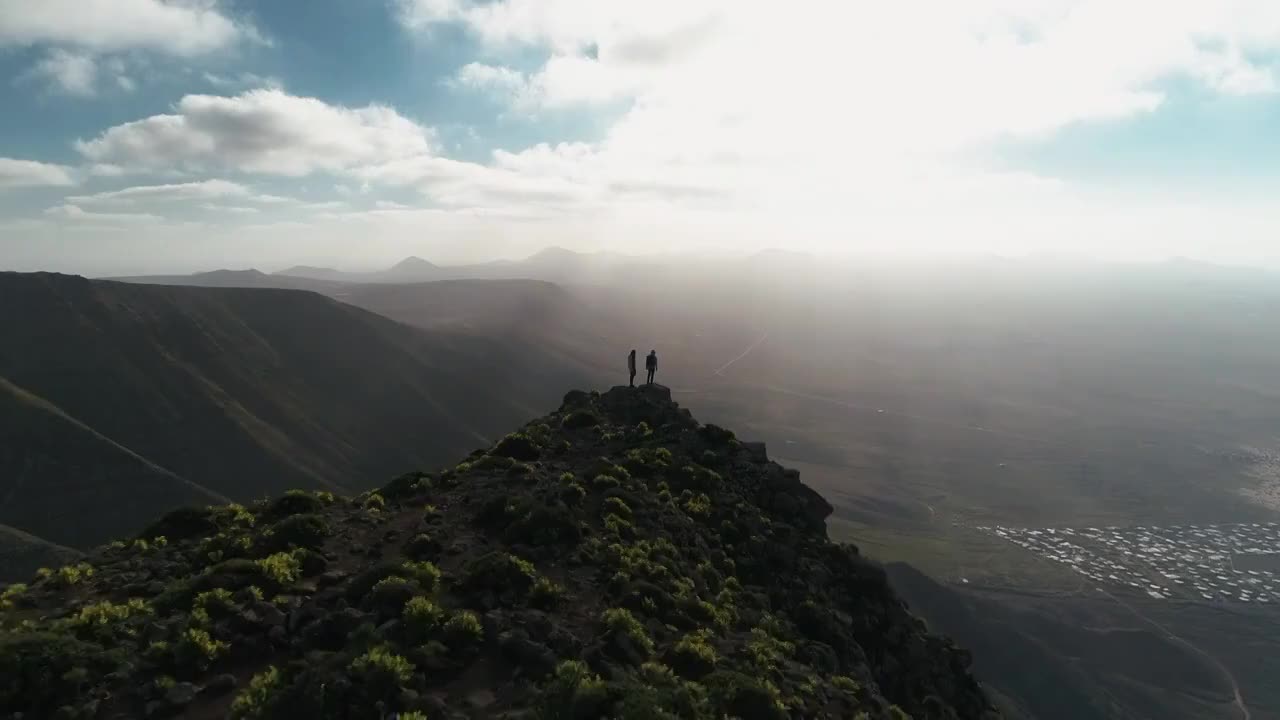 從西班牙蘭薩羅特的山脊上飛過兩個背包客視頻下載