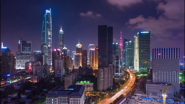 俯瞰上海城市摩天大楼和城市街道的夜间过渡视频素材