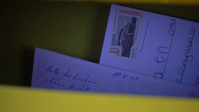 欧洲意大利托斯卡纳锡耶纳村的邮筒里的一张明信片。视频素材