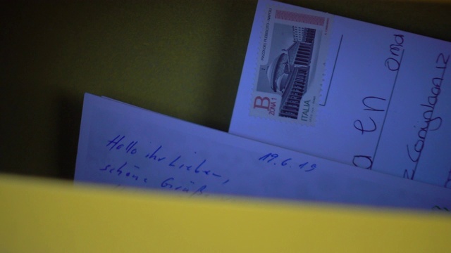 欧洲意大利托斯卡纳锡耶纳村的邮筒里的一张明信片。视频素材