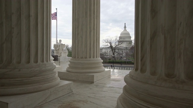 从华盛顿最高法院台阶眺望美国国会大厦视频下载