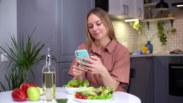 年轻美女用智能手机给蔬菜拍照。视频素材