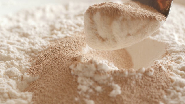 速溶酵母与小麦粉混合视频素材