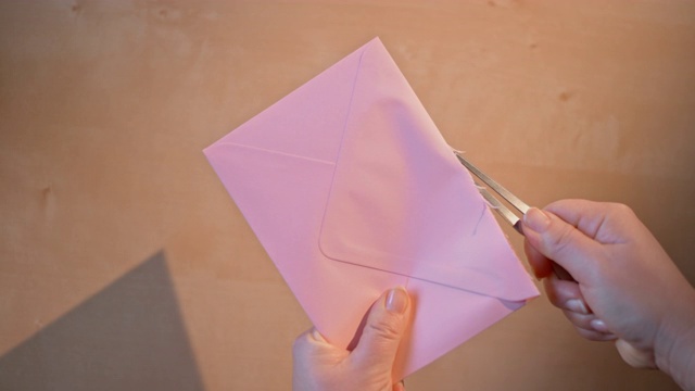 SLO MO LD手打开一个粉红色的信封与一把刀视频素材