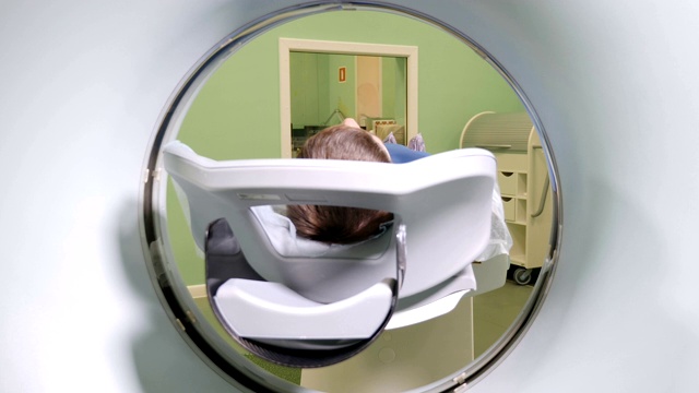 病人进入MRI。男性病人正在进行ct扫描。医疗设备:现代诊断诊所的计算机断层扫描机。医疗保健的概念。高清视频素材
