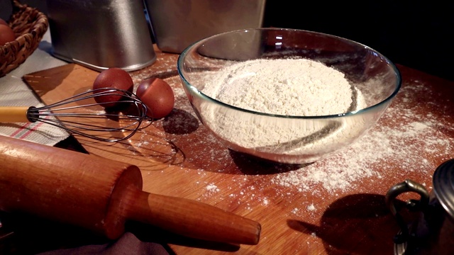 烹饪桌家庭主妇面粉，面团，谷物，擀面杖，静物视频素材