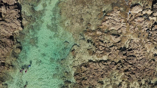 航拍移动的岩石池在鲨鱼湾夏威夷浮潜视频素材