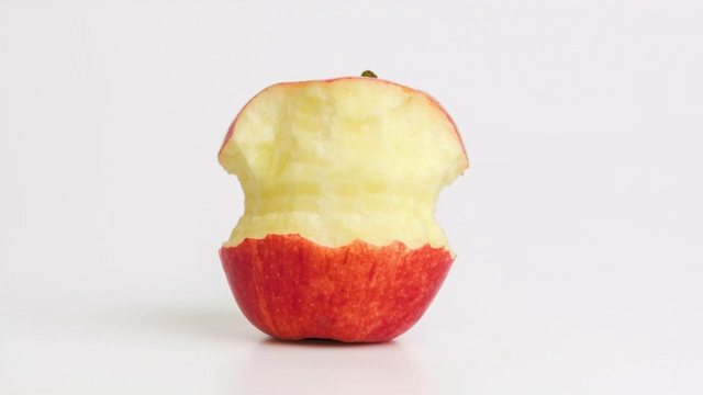 停止移动的苹果在白色的背景是咬一个一次，并回到完美的苹果再次。视频素材