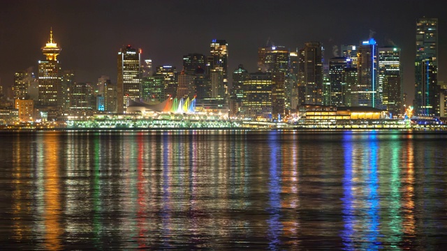 在加拿大温哥华的夜晚，灯光在海面上的反射视频素材