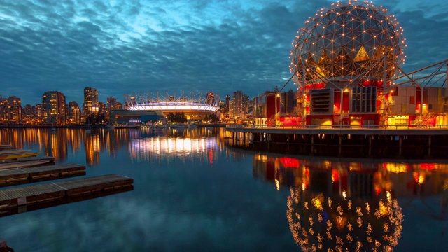 平移时间的推移拍摄的科学世界和BC地方反射在海港的天空-温哥华，加拿大视频素材