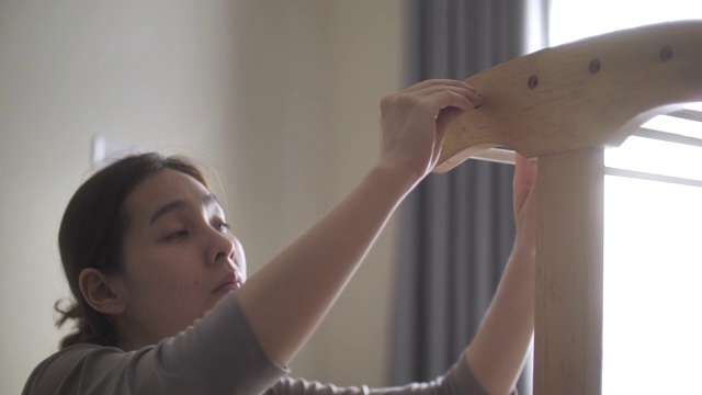 年轻的亚洲女性专注于DIY家居项目视频素材