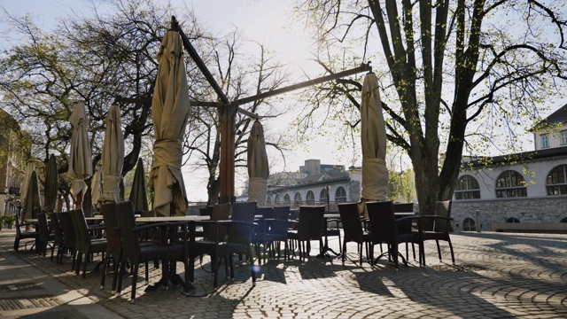旧城卢布尔雅那空荡荡的酒吧桌椅视频下载