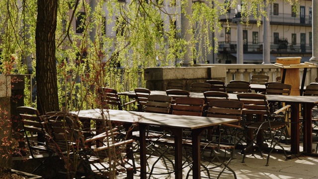 卢布尔雅那酒吧、餐厅里的空桌子和椅子的特写镜头视频下载