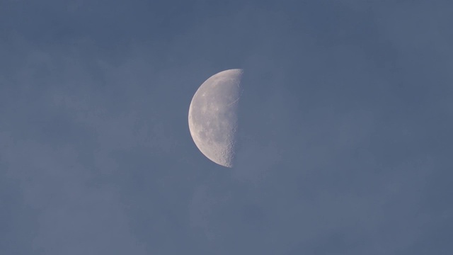 云在凸月前飘动视频素材