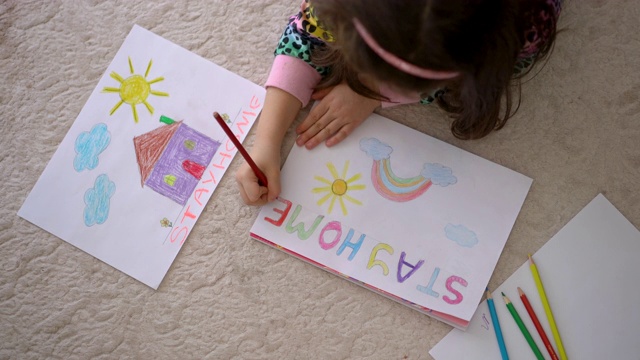 一个可爱的小女孩在家画画的4K视频片段，呆在家里的概念视频下载