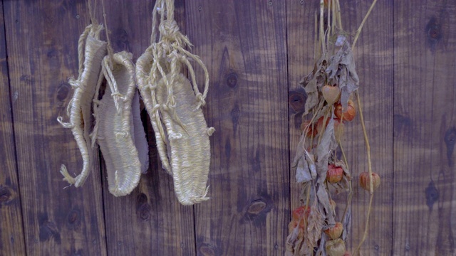 木墙上的日本复古草鞋和干果视频下载