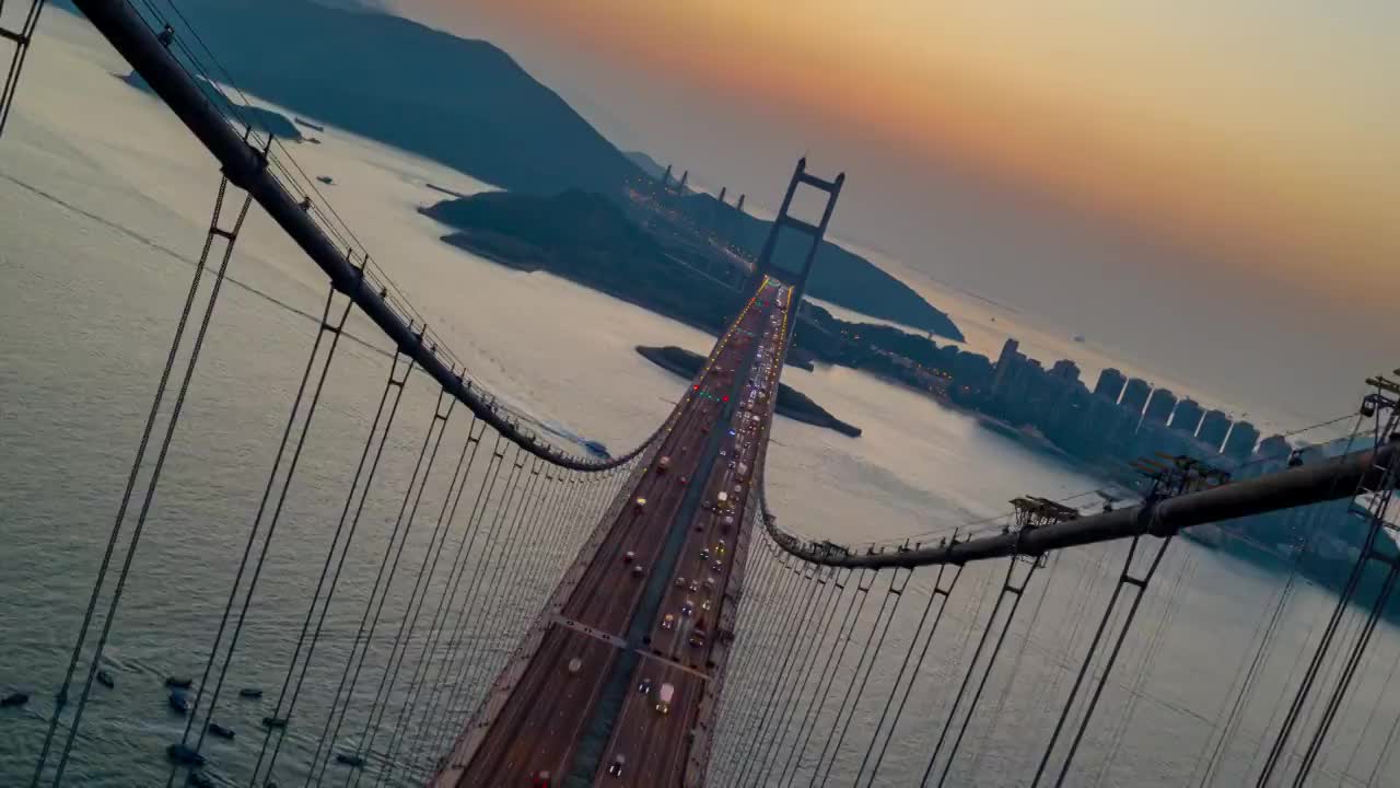 高空拍摄香港青衣地区青马桥日落时车辆的交通情况。白昼到黑夜的时间流逝视频下载
