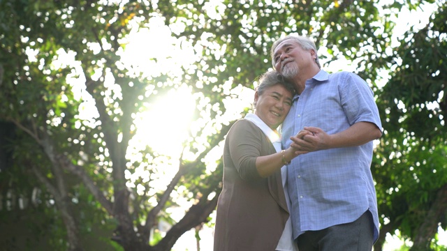 幸福的退休生活，亚洲老夫妇在前院愉快地跳舞。视频素材