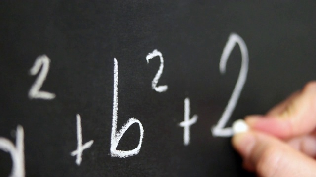 手持粉笔，在黑板上写下复杂复杂的数学公式。视频下载