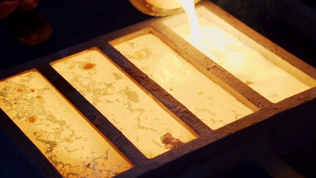 在金铸造厂熔化黄金，制作金锭，将金液倒入镀板视频下载