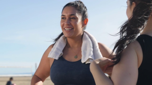 两个曲线优美的女人在海滩上一起锻炼视频下载