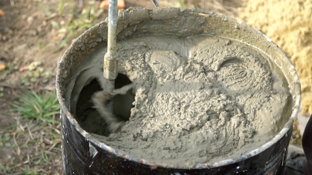 用水泥、水和沙子混合砂浆视频素材