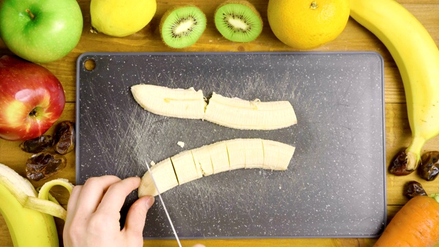 香蕉切在黑板上的视频视频下载