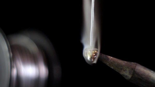 热烙铁头上熔化的焊锡丝。视频素材