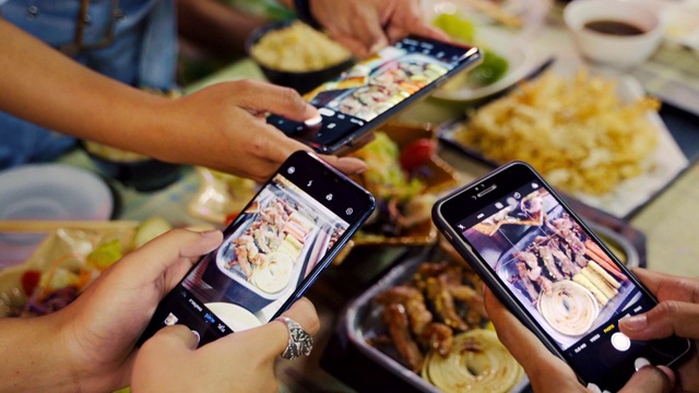 一组人拍摄寿司，牛排，萨尔曼，天妇罗日本食物。视频下载
