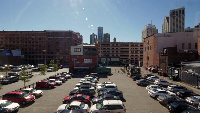 潘穿过底特律市中心。路过街道和停车场。镜头光晕。由搬家公司拍摄视频素材