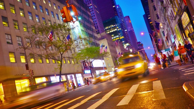 街上的黄色出租车。概念视图。着急。纽约人晚上下班回家。城市的灯光，照亮了建筑物。人走视频素材