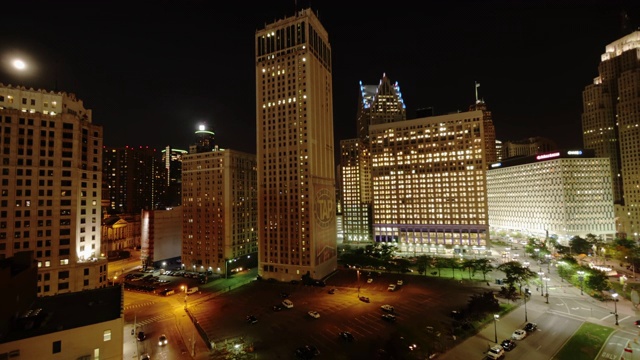 时光流逝，夜晚的底特律市中心。卡迪拉克塔上的广角镜头。轻微的放大视频素材