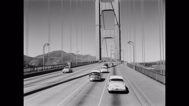 视点拍摄的车辆行驶在金门大桥对天空，旧金山，加利福尼亚，美国视频素材