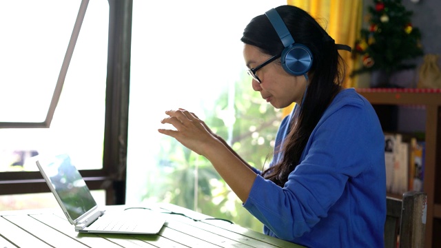 在家里用笔记本电脑进行在线学习的女性。在线教育的概念视频素材