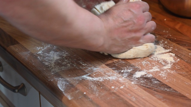 手是用来在厨房架子上形成和揉面团的视频素材