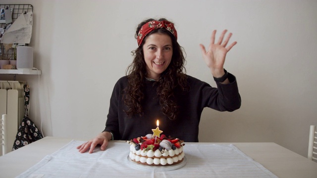 一个女人在家里用奶油馅饼庆祝生日的慢镜头视频下载