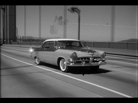 克莱斯勒汽车穿越金门大桥视频素材