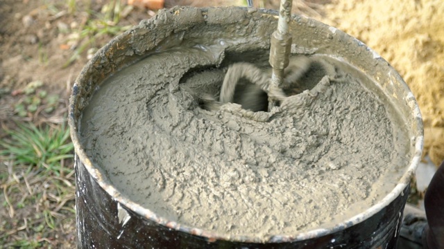 用水泥、水和沙子混合砂浆视频素材