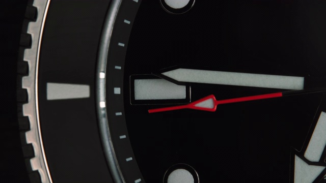 漂亮的不锈钢机械钟。秒表近距离与秒针。豪华手表-微距工作室拍摄。4 k。视频下载