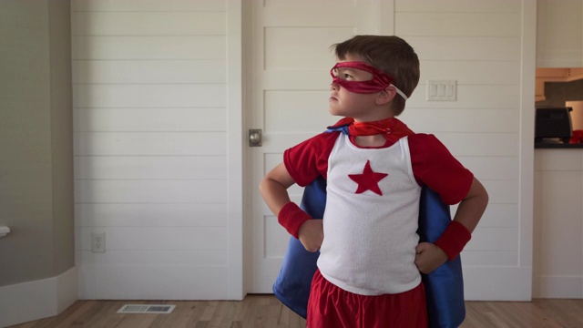 超级英雄的男孩视频素材