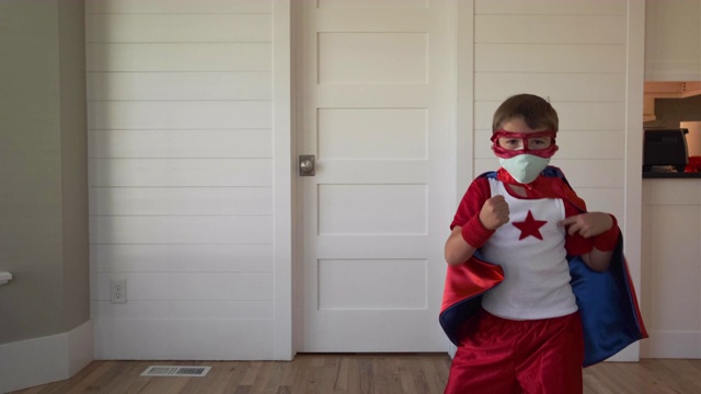 两个面具的超级英雄男孩视频素材