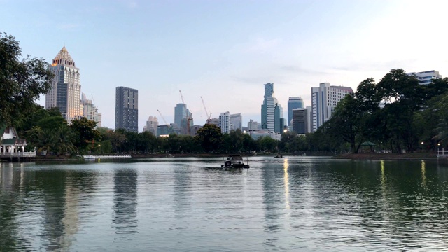 曼谷，泰国城市天际线从隆皮尼公园看市中心的高楼大厦视频素材