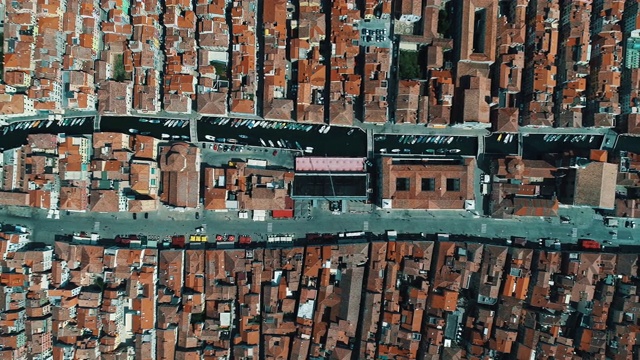 意大利基奥贾上空的空中跟踪镜头视频下载