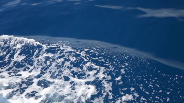 深蓝色海水的细节镜头视频下载