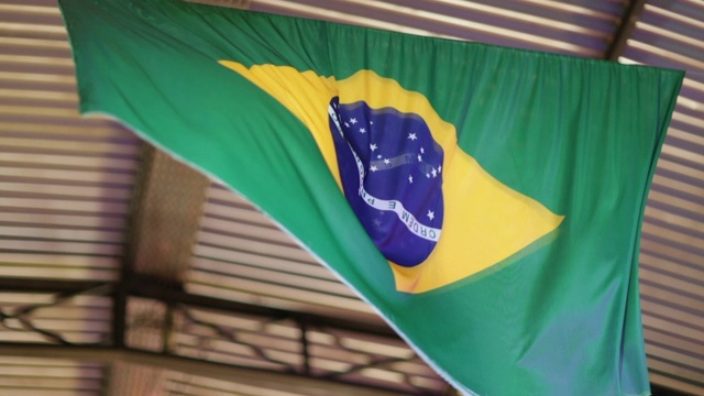 在足球比赛中，天花板上悬挂着一面巴西国旗视频下载