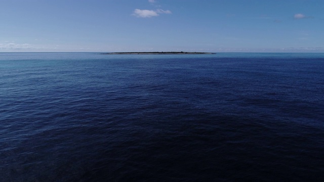 从无人机的角度看亚得里亚海中的小岛视频素材