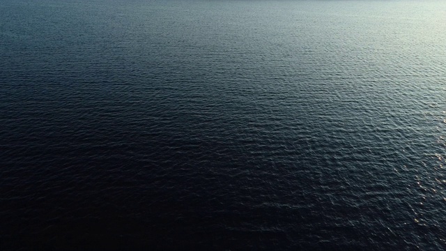 在反射阳光的涟漪海水表面无人机的观点视频购买