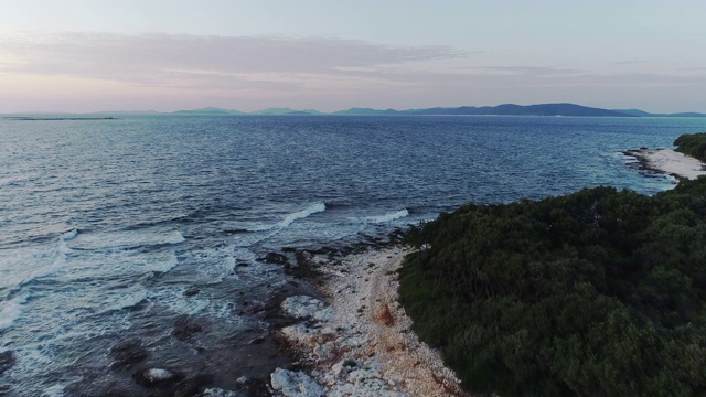 从高角度观察地中海一个岛屿的海岸线视频素材