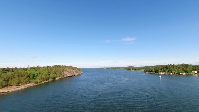 一艘大型渡轮通过群岛接近斯德哥尔摩时拍摄的延时视频视频素材