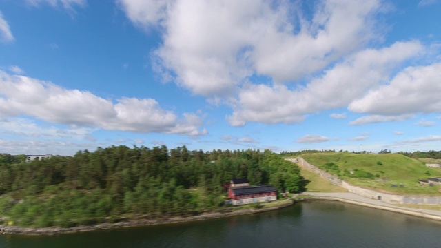 一艘大型渡轮通过群岛接近斯德哥尔摩时拍摄的延时视频视频素材